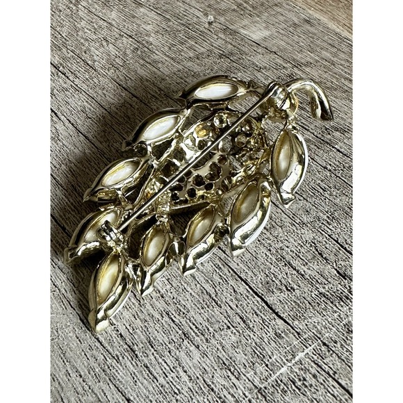 Rare Beautiful Vintage WEISS Milk Glass Brooch Pin Gold Tone Leaf Pattern - Picture 4 of 9